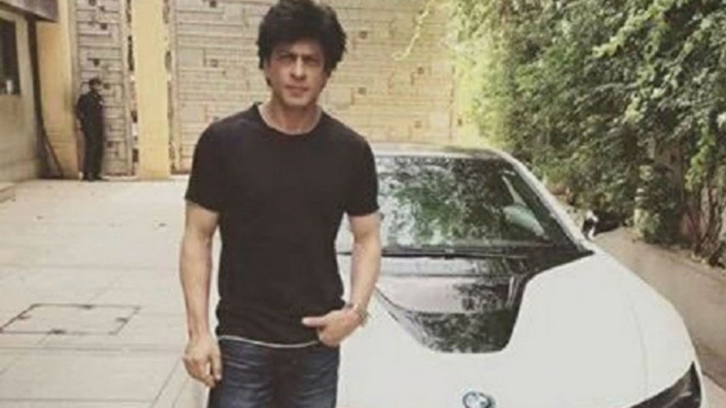 Shah Rukh Khan dan mobilnya
