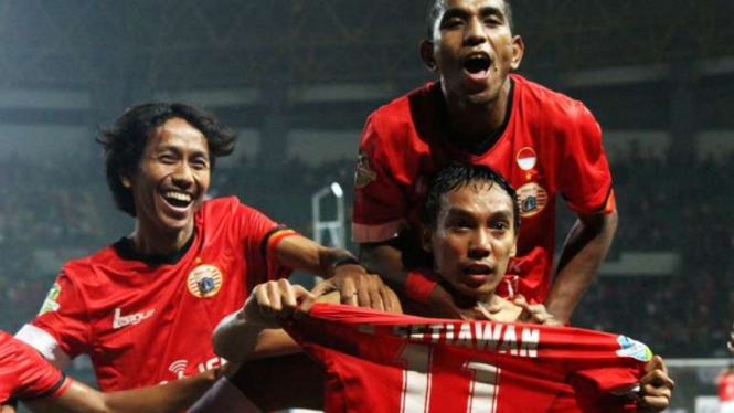 Pemain Persija Jakarta rayakan gol Novri Setiawan