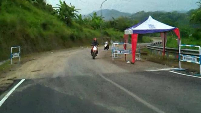 Kontur jalan berbelok kerap memicu terjadinya kecelakaan.