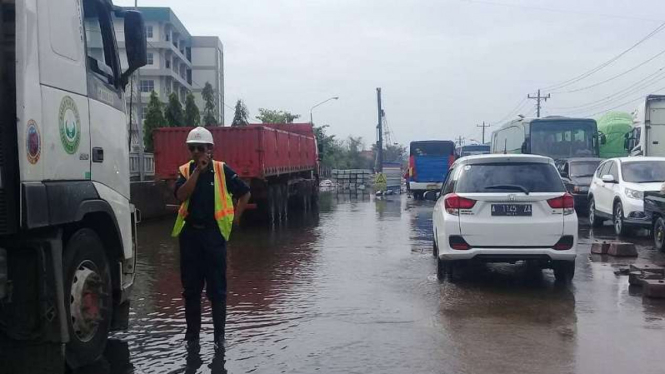 Proyek perbaikan jalan di jalan Pantura Semarang