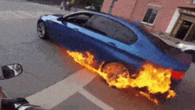 Mobil mewah terbakar