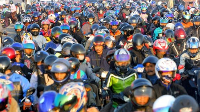 Pemudik motor.