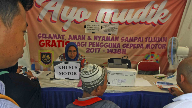 Sejumlah warga mendatangi posko Mudik Gratis yang sudah tutup masa pendaftaran di kantor Dishub Kota Tangerang Selatan, Serpong, Tangerang Selatan, Banten, Rabu 7 Juni 2017.