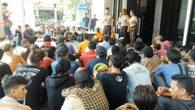 Polresta Bekasi merazia preman Jumat malam, 16 Juni 2017