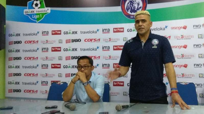 Striker Arema FC, Cristian Gonzales dan Aji Santoso