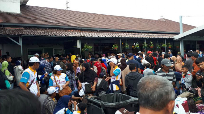 Pemudik menyesaki Stasiun Senen