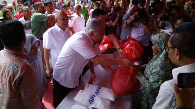 Menteri Perdagangan Enggartiasto Lukita meluncurkan pasar murah bahan pokok di Pelalawan, Riau, pada Minggu, 18 Juni 2017.