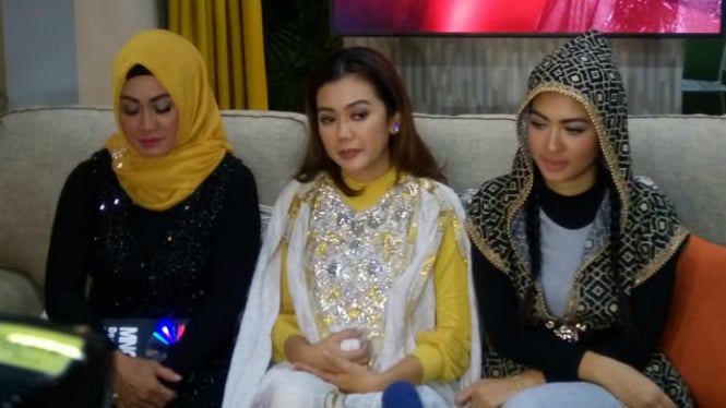 Ibunda dan adik almarhumah Julia Perez.