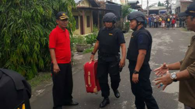 Asrama polisi di Medan dihebokan tas koper yang dicurigai bom.