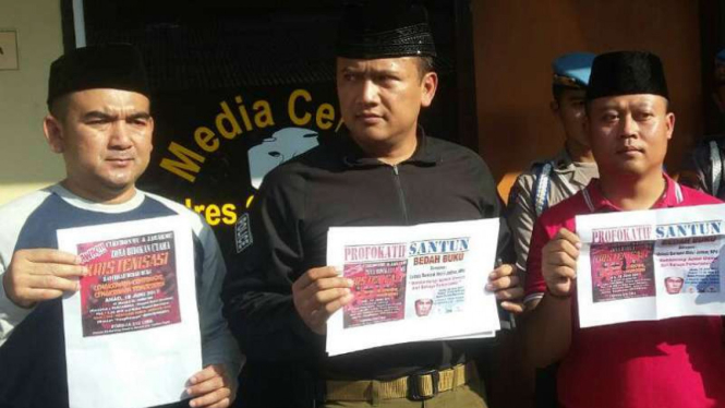 Panitia kegiatan bedah buku yang diduga mengandung unsur SARA dan berpotensi menebar kebencian ditangkap aparat Polres Kota Cirebon, Jawa Barat, pada Minggu, 18 Juni 2017.
