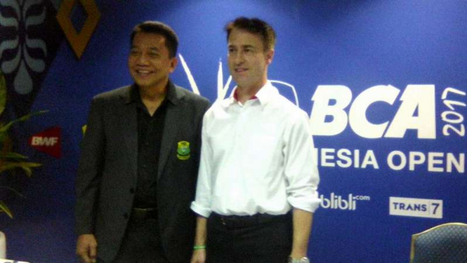 Sekjen PP PBSI, Achmad Budiarto (kiri) dan perwakilan BWF, Darren Parks (kanan).