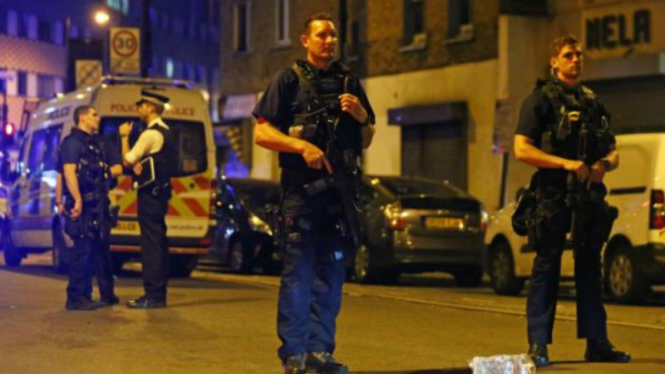 Sejumlah polisi mendatangi lokasi aksi teror di masjid London.
