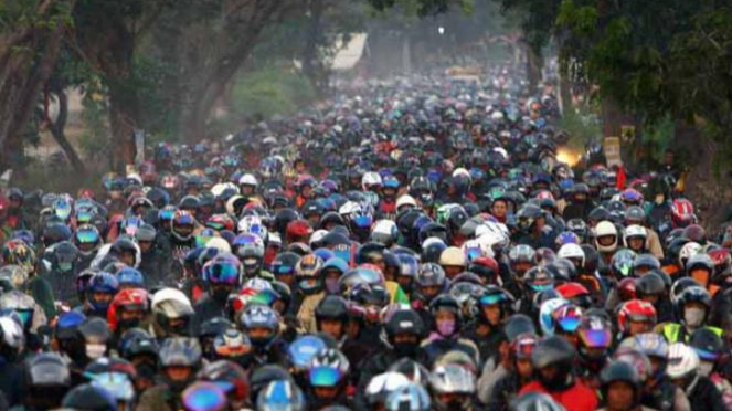 Tradisi di Indonesia, mudik dengan sepeda motor.