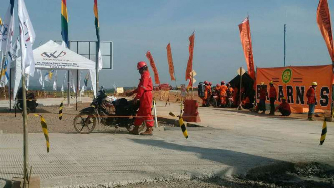 Pintu keluar Tol Gringsing di Kabupaten Batang, Jawa Tengah, pada enam hari sebelum Lebaran, Senin, 19 Juni 2017.