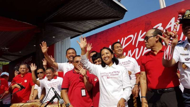 Menteri BUMN Rini Sumarno melepas peserta mudik gratis di TMII