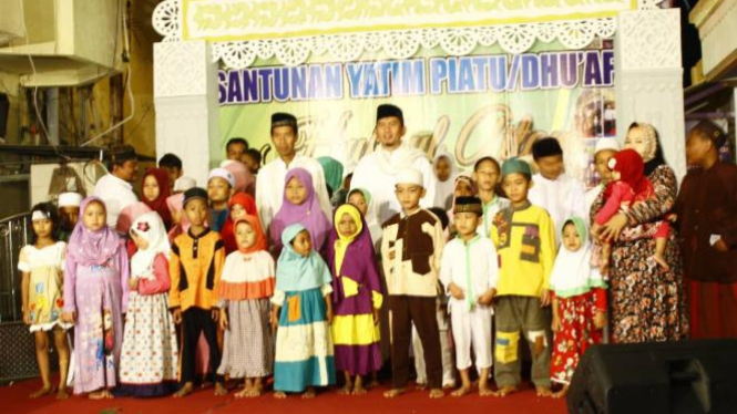 Anak yatim piatu dan fakir miskin saat akan menerima bingkisan.