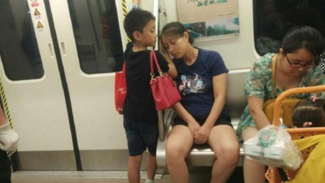 Gambar anak ini yang membiarkan tangannya menjadi bantal untuk sang ibu membuat netizen China tersentuh dan bersimpati.