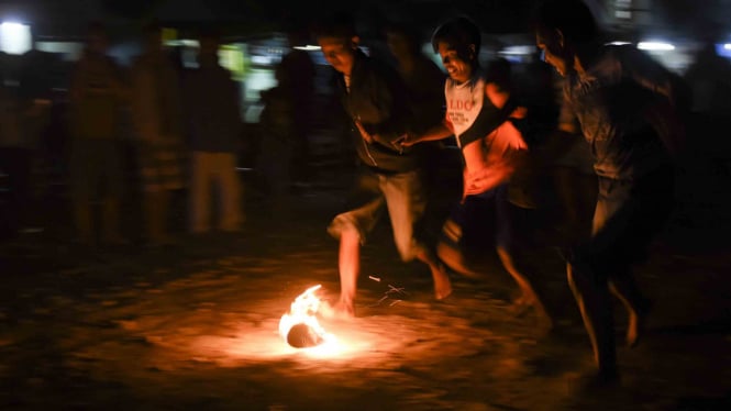 Meriahkan Malam Ramadan dengan Sepakbola Api