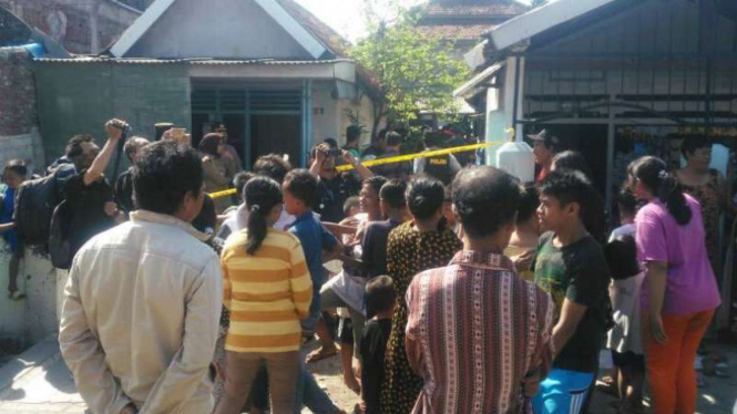 Warga menonton penggeledahan di rumah terduga teroris di Tanah Merah II, Kenjeran, Surabaya, Jawa Timur, pada Senin, 19 Juni 2017.