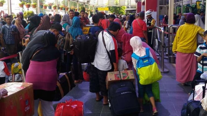 Pemudik mulai padati Stasiun Pasar Senen, Jakarta Pusat, Senin, 19 Juni 2017.