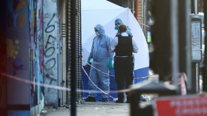 Petugas kepolisian dan forensik di lokasi serangan van terhadap pejalan kaki di Finsbury Park, London Utara, Inggris Raya, 19 Juni 2017. 