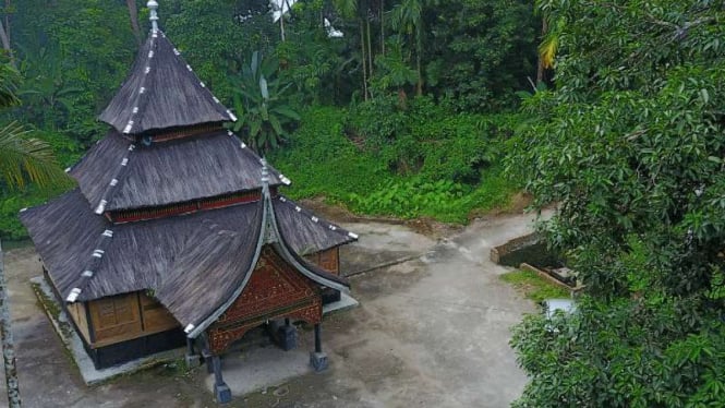 Surau Sicincin, surau beratap ijuk yang diperkirakan berusia 500 tahun, di Sicincin, Di Kabupaten Padang Pariaman, Sumatera Barat.