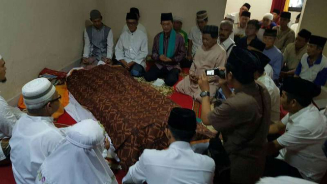 Jenazah Haji Umar, seorang ketua masjid yang meninggal dunia usai salat subuh dan sedang berpidato, disemayamkan di rumah duka di Palembang, Sumatera Selatan, pada Selasa, 20 Juni 2017.