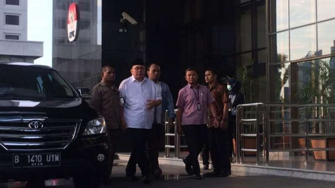 GubernurBengkulu Ridwan Mukti (baju putih) tiba di kantor KPK, Jakarta