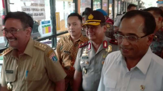 Menteri Perhubungan Budi Karya Sumadi (Kanan)