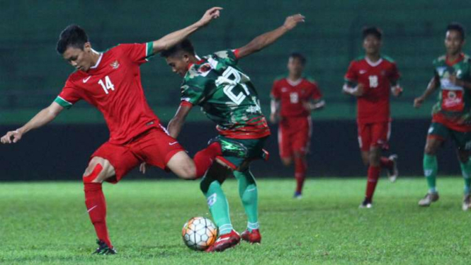 Timnas Indonesia U-19 saat menghadapi  DPFFF Malang United