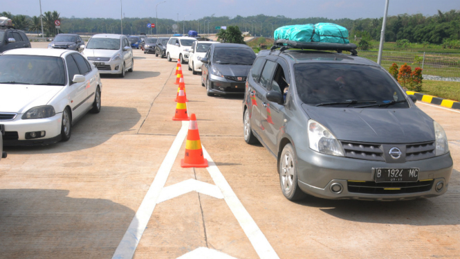 Sejumlah pengendara melintasi ruas jalan tol Bawen-Salatiga di Gerbang Tol Salatiga, Jawa Tengah, Selasa (20/6). 