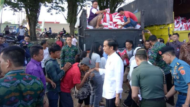 Jokowi bagi-bagi sembako, Rabu, 21 Juni 2017.