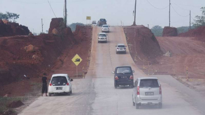 Kendaraan melintasi jalan tol fungsional Brebes-Batang di Batang, Jawa Tengah.