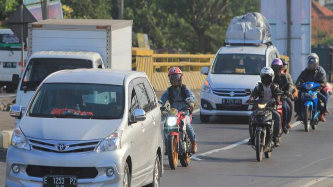 Sejumlah kendaraan pemudik melintas di jalur Pantura Lohbener, Indramayu 