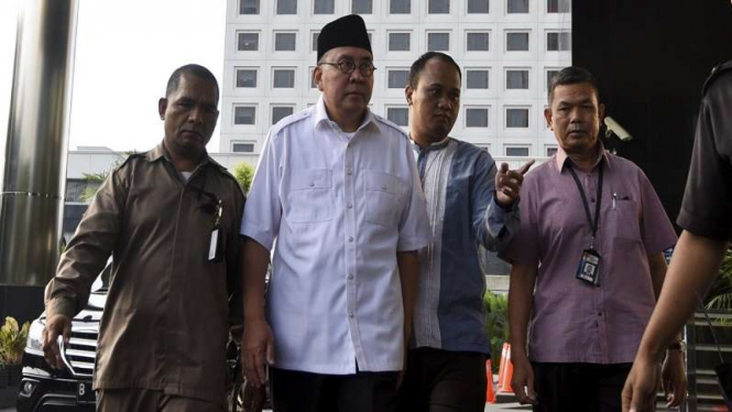 Gubernur Bengkulu Ridwan Mukti (kedua kiri) dikawal petugas KPK saat diamankan 