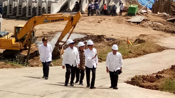 Presiden Joko Widodo saat meninjau Proyek Tol Bocimi.