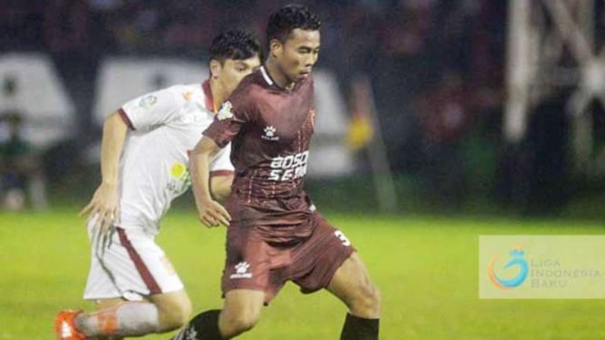 Pemain muda PSM Makassar, Nurhidayat, saat duel dengan Borneo FC