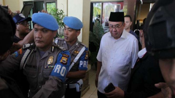 Gubernur Bengkulu Ridwan Mukti (kedua kiri) dikawal petugas KPK saat diamankan