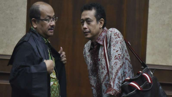 Terdakwa kasus dugaan suap kepengurusan pajak Handang Soekarno (kanan)