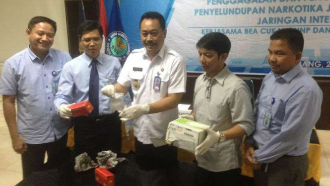 Aparat Bea dan Cukai, BNN, dan Kantor Pos Indonesia menunjukkan barang bukti sabu-sabu yang dikirimkan seorang tenaga kerja wanita Indonesia di Taiwan ke Pati, Jawa Tengah, pada Rabu, 21 Juni 2017.