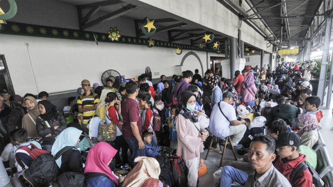 H-4 Stasiun Senen terus dipenuhi pemudik.