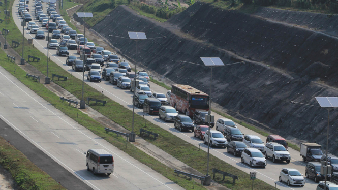 Arus mudik dalam Tol Cipali padat.