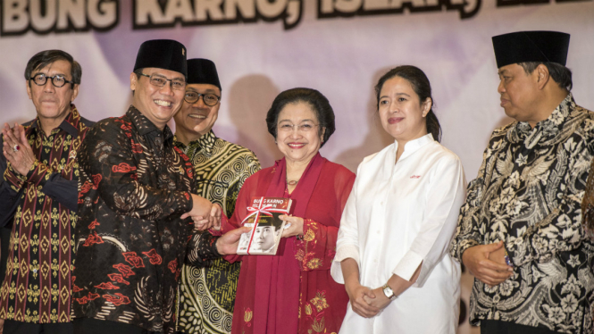 Ketua Umum PDIP Megawati Soekarnoputri (tengah).