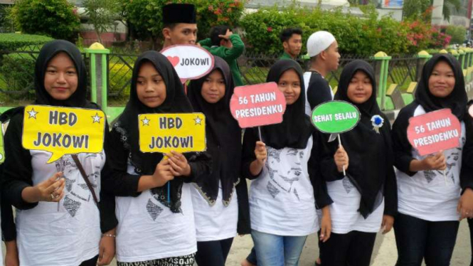 Pemuda di Medan Rayakan Ultah Jokowi.