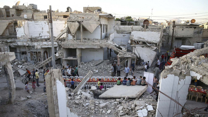 Bangunan di Suriah hancur lebur akibat ledakan bom.