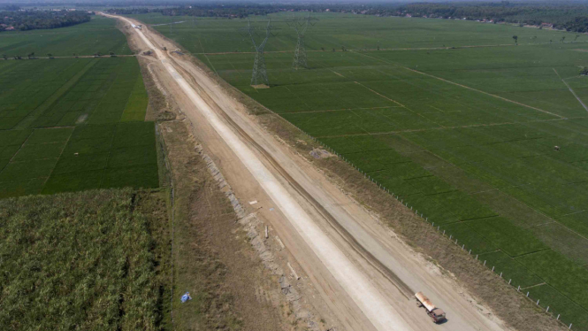 Truk melintas di proyek pembangunan jalan Tol Pemalang-Batang Paket I di Saweka, Pemalang, Jawa Tengah