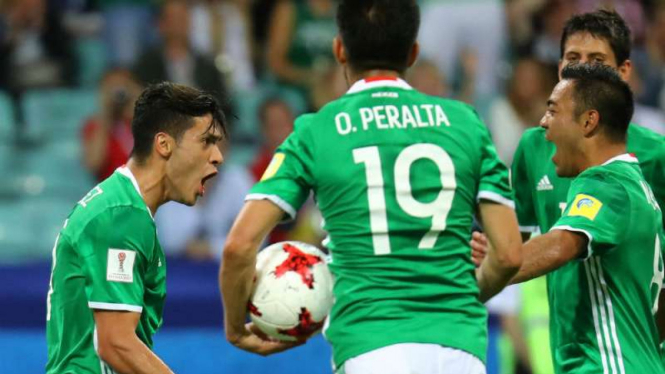 Pemain Meksiko rayakan gol Raul Jimenez