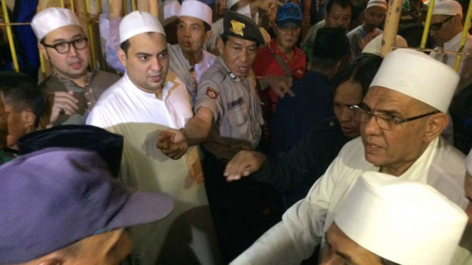 Kondisi pembagian zakat milik keluarga Al-Joefrie di Surabaya yang berakhir pembubaran polisi lantaran ada potensi kericuhan, Rabu (21/6/2017)