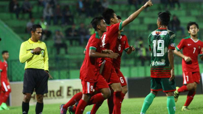 Pemain Timnas U-19 saat berujicoba dengan DPFF Malang United