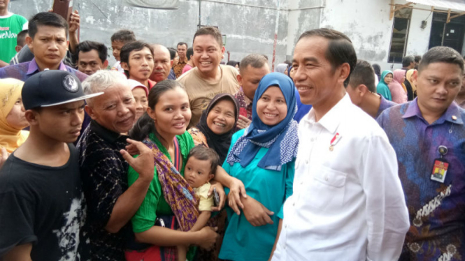 Jokowi bagi-bagi sembako di kawasan Tebet, Jakarta Selatan, Kamis, 22 Juni 2017